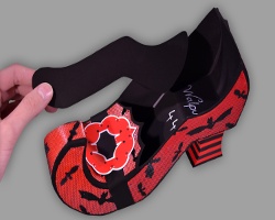 Sohle in Hexenschuh einkleben Bild vom Einkleben der Schuhsohle in den Hexenschuh