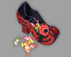 Halloweensüßigkeiten im Hexenschuh Bild von bunten Halloweensüßigkeiten in einem Hexenschuh