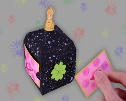 Kanonenschlag mit Origami Kleeblatt Bild von Kanonenschlag mit grünem Origami Kleeblatt