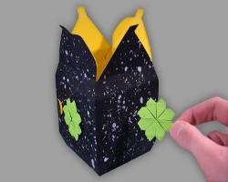 Kleeblätter an Kanonenschlag kleben Bild vom Ankleben eines Kleeblattes aus Papier an einen Kanonenschlag