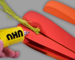 Bild vom Einkleben des Basts in rote Papierkarotte