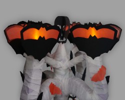 Bild von leuchtendem Kerzenständer, indem elektrische Teelichter leuchten