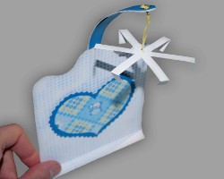 Mobile an Kopfteil Mobile hängt an Kopfteil aus Papier