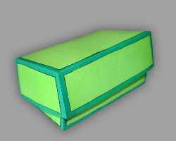 Bild von unscheinbarer Schachtel die Reisekoffer aus Papier ist