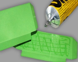 Fächer des Koffers mit Kleber Bild von Fächer des Koffers mit Kleber (UHU)