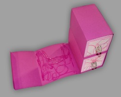 Bild vom erneuten Verkleiden der Papierschubladen