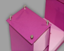 Vier Füße aus Chrom für die Papierkommode