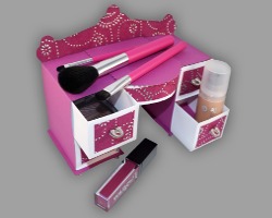 Bild von Papierkommode, auf der Make-up Pinsel liegen