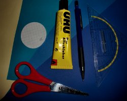 Bild von Bastelmaterial für eine bunte Papierkugel