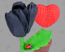 Schwarze Tulpe mit Marienkäfer aus Modelliermasse Bild von schwarzer Tulpe, die geilen Sex bedeutet mit lüsternem Marienkäfer. Arrangiert von Veronika Vetter Fine Art Künstlerin