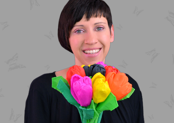 Veronika Vetter mit einem Strauß Tulpen Bild von Veronika Vetter Fine Art Künstlerin, die einen Strauß Tulpen aus Papier trägt