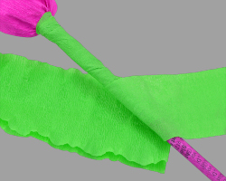 Blütenstiel einer Papiertulpe mit grünem Krepppapier einwickeln Bild vom Einwickeln eines Papiertulpenstiels mit grünem Krepppapier