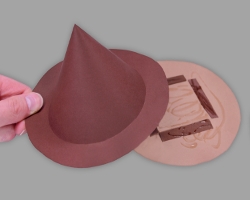 Bild vom Zusammenkleben des Hutes für den Halloweenkürbis aus Papier