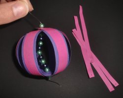 Bild von fast fertiger Papierkugel