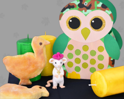 Selbst gebackene Sankt-Martins-Gänse und eine schöne Eulenlaterne. Alles, um den Heiligen Martin hochleben zu lassen Bild von GWS2.de Maskottchen Gustl, der als Bischof Martin von Tours verkleidet ist. Am 11. November isst der kleine Mäuserich leckere Sankt-Martins-Gänse und geht mit seiner Laterne spazieren. Arrangiert von Veronika Vetter Fine Art Künstlerin