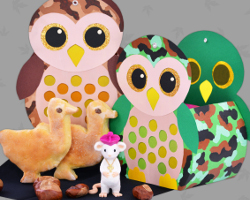 Zwei Eulen sitzen im Kastaniengarten und essen zwei bayerische Martinsgänse aus Hefeteig Bild von selbst gebackenen Martinsgänsen und zwei Kinderlaternen zum Nachbasteln. Herbstdekoration von Veronika Vetter Fine Art Künstlerin