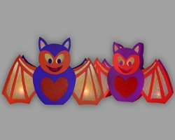 Zwei leuchtende Fledermauslaternen Bild von zwei leuchtenden Fledermauslaternen aus Papier