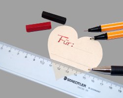 Lineal mit Stiften Bild eines Lineals und verschiedenen Stiften