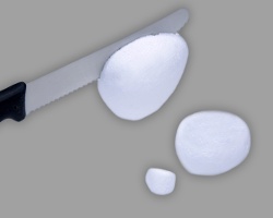 Styroporkugel mit Messer halbieren Bild vom Halbieren der Styroporkugel mithilfe eines Messers