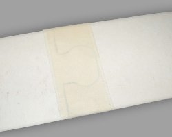 Bild von Klebeband welches zwei Messlattenteile hält