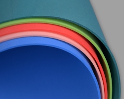 Nahaufnahme von bunten Moosgummi Bögen (EVA-Schaumstoff)