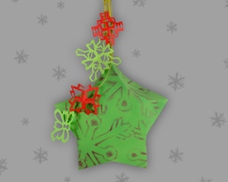 Bild von grünem Papierstern, der mit Mustersternen in Schneeflockenform verziert wurde