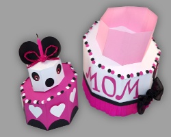 Bild von geöffneter Papiertorte mit Minni Maus Kopf