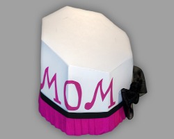 Bild von Aufschrift "MOM" auf einer schiefen Muttertagstorte aus Papier