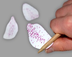 Blütenblätter biegen Biegen der zarten weißen Blütenblätter aus Papier