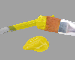 Blütenstiel mit gelber Acrylfarbe bemalen Bild vom Bemalen eines Zeitungspapierröllchens mit gelber Acrylfarbe