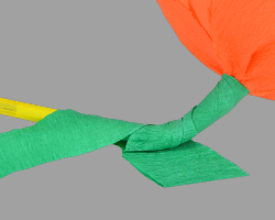 Kelchblatt und Blüte mit Krepppapier am Stiel befestigen Bild vom Fixieren der Blüte und des Kelchblatts am Stiel
