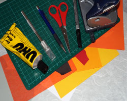 Bild von Bastelmaterial um eine Henne aus Papier zu basteln