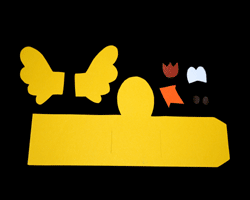 Bild vom Zusammenbauen eines Eierbechers der aussieht wie ein Küken