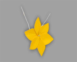 Bilder vom Basteln einer Osterglocke aus Papier