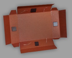 Bild von vier Magneten auf der Unterseite des Papierdeckels