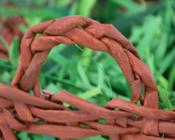 Geflochtener Papierhenkel eines Osternests Bild eines geflochtenen Papierhenkels an einem Osternest