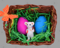 Geflochtenes Osternest mit Ostergras aus Papier Bild von geflochtenem Papierosternest mit grünem Ostergras und dem GWS2.de Maskottchen Gustl. Gebastelt von Veronika Vetter Fine Art Künstlerin