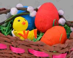 Gelbes Küken im Osternest - lustige Osterdeko Bild von einem Küken, welches mit Weidenkätzchen in einem selbst gebastelten Osternest liegt. Lustige Osterdeko erstellt von Veronika Vetter Fine Art Künstlerin