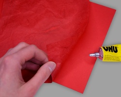 Zusammenkleben der beiden Papiersorten (Tonkarton/Strohseide) Bild vom Zusammenkleben der beiden Papiersorten