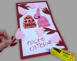 Tulpen auf Pop-up-Karte zu Ostern kleben Bild vom Aufkleben der Tulpen auf eine selbst gebasteltete Pop-up-Karte zu Ostern