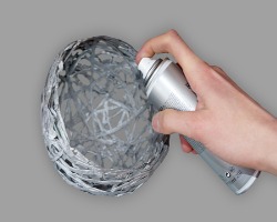 Bild vom Besprühen des Osternests mit Silberspray