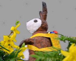Osterhase mit Kiepe läuft durch den frühlingshaften Wald Bild von einem aus Papier gebastelten Osterhasen, der mit seiner Kiepe durch den Wald läuft. Foto von Veronika Vetter Fine Art Künstlerin