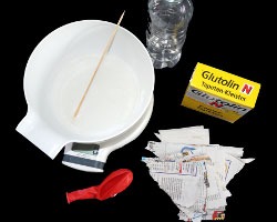 Material für Pappmaché Bild von Bastelmaterial für Pappmaché