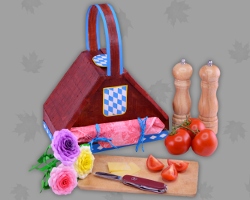 Picknickkorb mit Brotzeitbrett Bild von bayerischem Brotzeitbrett mit selbst gebasteltem Picknickkorb