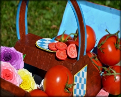 Sonnengereifte Tomaten auf Picknickkorb Bild eines Picknickkorbs auf einer bayerischen Wiese mit sonnengereiften Strauchtomaten