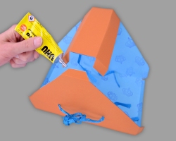 Dach des Papierklappkorbs aufkleben Bild vom Aufkleben des Daches auf den Papierpicknickkorb