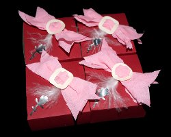 Bild von vier kleinen und verzierten Schachteln für Pralinen