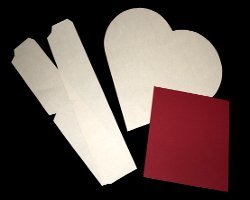 Bild von vier Papierelementen zum Zusammenbau einer Herzschachtel