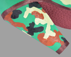 Absatz eines Damenschuhs mit Camouflagemuster Picture of beautiful ladies high heel with Camouflage pattern for ball crushing