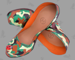 Frauenschuhe für den Bushcraft Einsatz mit Marienkäfer Picture of women shoes for Bushcraft. Created by Veronika Vetter Fine Artist